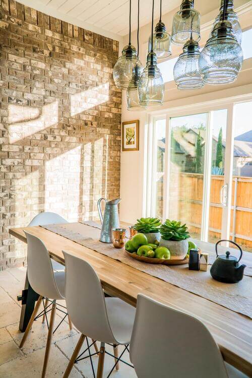 Intérieur d'une maison avec une table en bois et des fruits sur la table